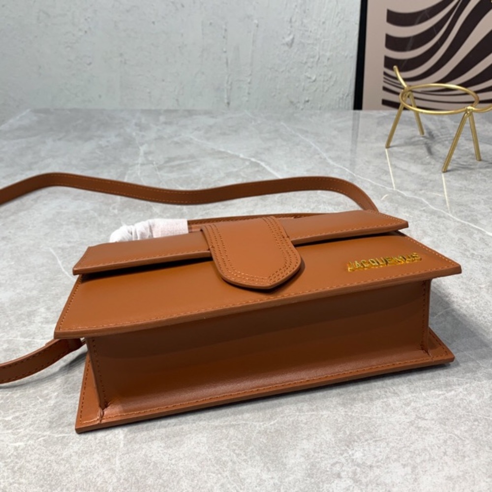 Jacquemus Tan Leather Shoulder Bag with Gold Logo - Picture 4 of 9